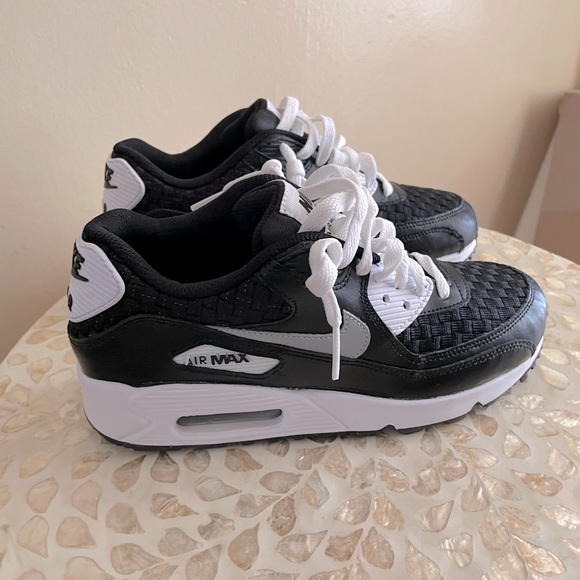 NWOT NIKE AIRMAX BLACK/WHITE SZ 5Y - Picture 2 of 4
